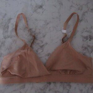 Gap Body Bra S Small Bralette Beige Tan Wireless Wire Free Back Closure